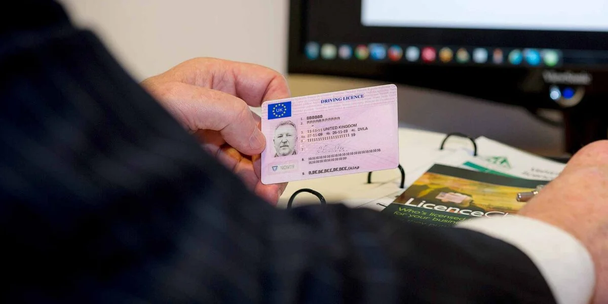 Bleni një patentë shoferi të regjistruar